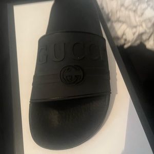 Authentic women Gucci slides male and wear too color black size 8 womens